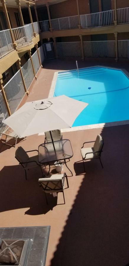 Lotus By Hotel Inn Ontario Bagian luar foto