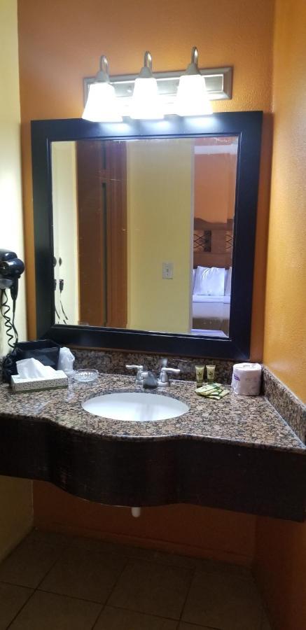Lotus By Hotel Inn Ontario Bagian luar foto