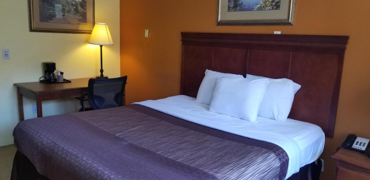 Lotus By Hotel Inn Ontario Bagian luar foto